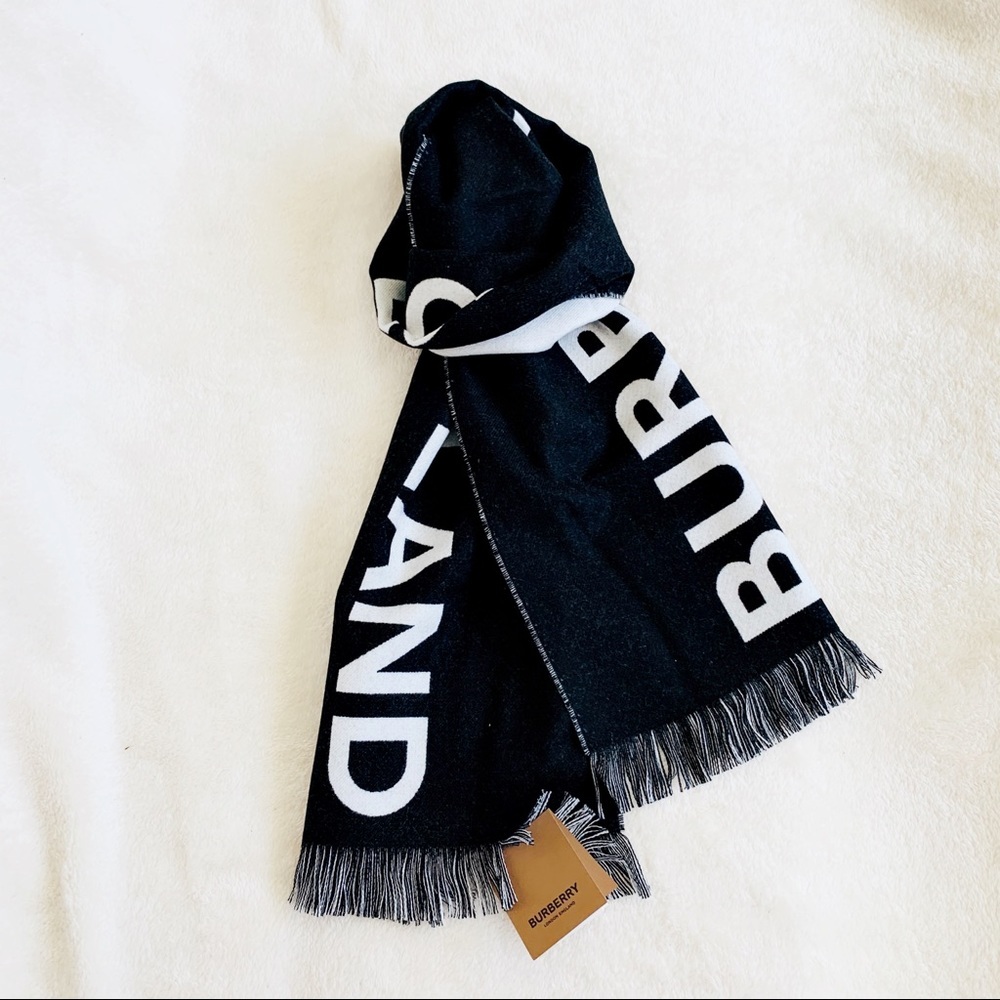 NWT Authentic Burberry London Wool Football Scarf - Picture 4 of 8